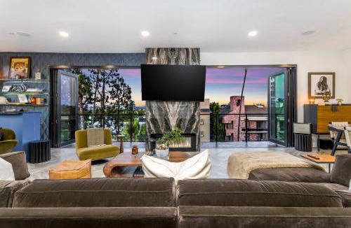 Beverly Grove Apartment | Ultra Luxury 8 Bedroom Condo with Rooftop Jacuzzi