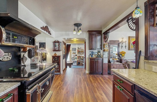 Calpine House | Unique 3BR: Mountain Views, Hot Tub & Wood Stove
