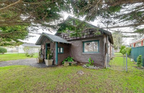 Crescent City North House | Unique Dog-Friendly Log Cabin: Short Walk to Ocean