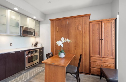 East Village Apartment | Unobstructed Downtown High-rise Studio with View in the heart of Gaslamp SD