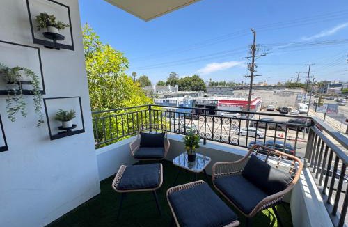 Sherman Oaks Hotel | Oaks Valley Retreat with 2 Balconies, Gym, Parking & Laundry 214