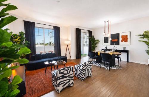 Sherman Oaks Hotel | Sun-Drenched Hideaway with Dual Balcony, Pool, & Gym 215