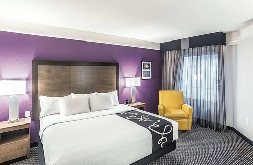 Woodlands Village House | Vacation Day Is Always A Great Idea! Free Breakfast, Free Parking, Pet-Friendly