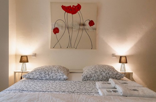 Bedarrides House | Vacation home in the countryside with private pool - 5 bedrooms, sleeps 10