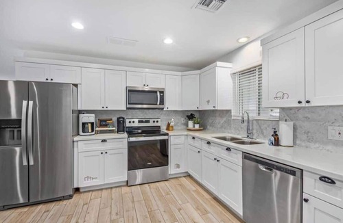 New Papago Parkway House | Vacay on Villa|Pool + Putting Grn|Old Town