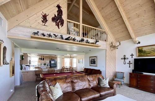 Raymond House | Valdez Ranch House on 40 Acres near Yosemite Park