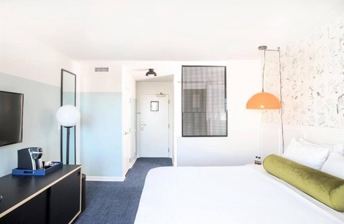 Venice Hotel | Venice Beach 2BR Apartment | City Skyline Views | Balcony | Rooftop Bar
