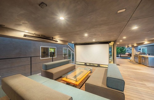 Venice House | Venice Beach Luxury 5BR/5BA w/Fire pits, Decks, Projection Screen Steps to Sand