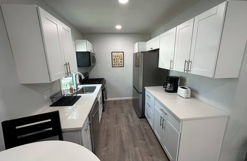 Venice Apartment | Venice Rose Renovated 2BR Close to beach, shops, Whole Foods, Cafes