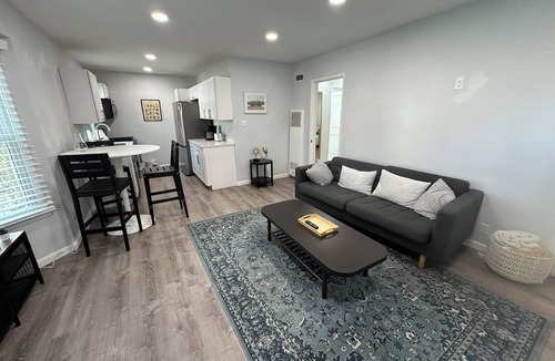 Venice Apartment | Venice Rose Renovated 2BR Close to beach, shops, Whole Foods, Cafes
