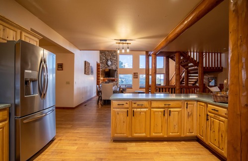 Prescott Cabin | View ~ATV~Karaoke Bar ~Kayaks/Bikes ~Hot Tub/Sauna