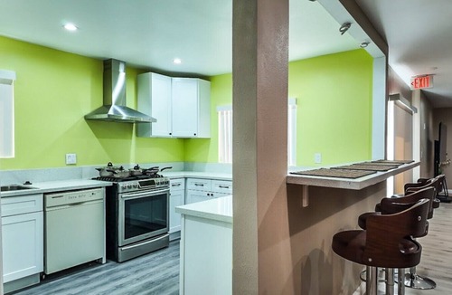 Park Mesa Heights Bed & Breakfast | @ View - Queen Bed & Bathroom