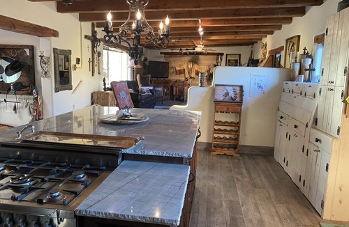 Cave Creek House | ❤️ VIEWS-pool- Jacuzzi - boulders - private walk to town. Unique new renovation
