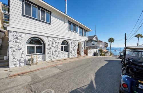 Avalon House | Villa Avalon: Spacious 6-bdr Avalon home with harbor views and large patio