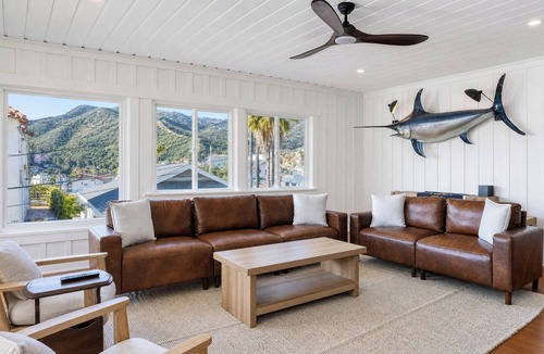 Avalon House | Villa Avalon: Spacious 6-bdr Avalon home with harbor views and large patio