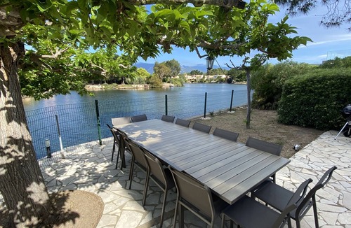Lecci Villa | Villa 'feet in the sea' and Lac Marin