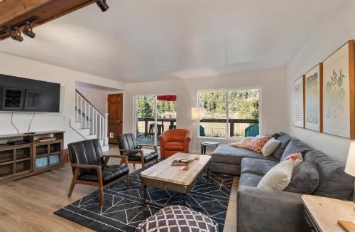Guerneville House | Vinewood Lodge