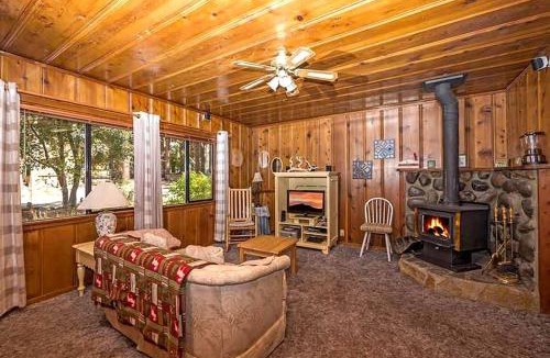 Sierra Tract House | Vintage Wooden Cabin in South Lake Tahoe, California, with Hot-Tub Perfect for Outdoor Activities