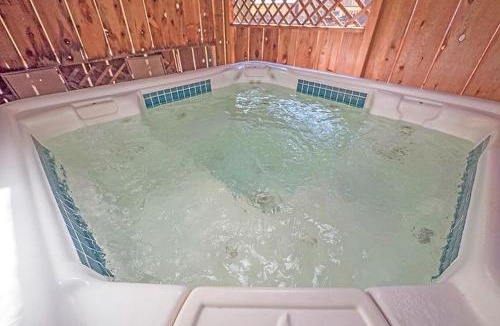 Sierra Tract House | Vintage Wooden Cabin in South Lake Tahoe, California, with Hot-Tub Perfect for Outdoor Activities