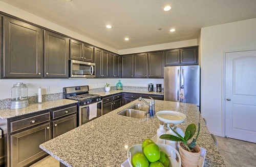 Visalia Cottage | Visalia Home w/Yard: 4 Mi to Downtown!