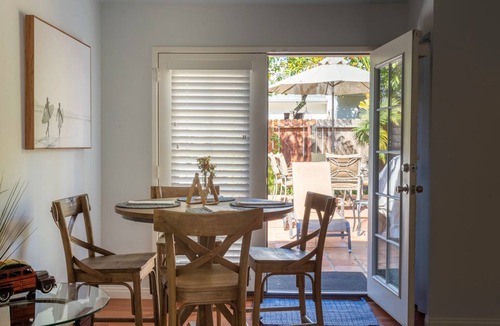 Crown Point Cottage | Walk/BIke to Sail Bay, Beach & Dining with A/C and Outdoor Kitchen