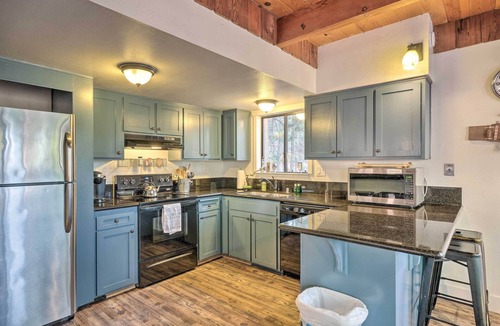 Arnold Cottage | Walk Downtown: Arnold Cabin w/Large Deck!