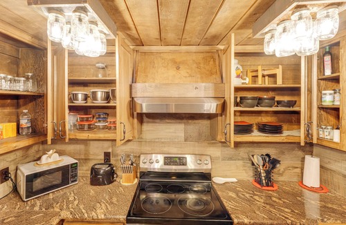 Sonora Cabin | Walk to Dtwn Sonora! Rustic Creekfront Cabin