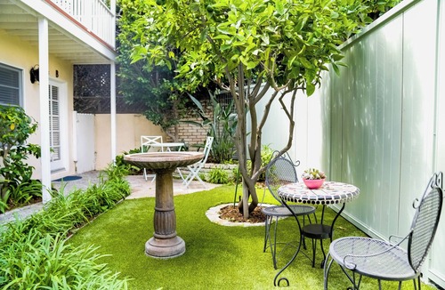 North of Wilshire Apartment | Walk to everything on Montana from this Garden retreat! - C
