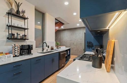 East Village House | Walk to Gaslamp & Petco Rooftop Spa & Game Room