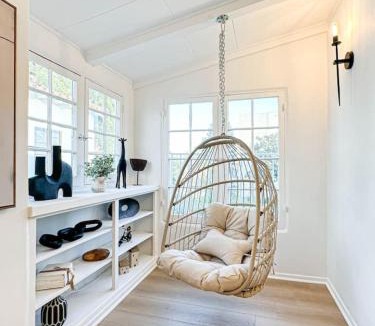 McManus House | Walk to Rodeo Drive! Minutes to Sunset Strip & Shopping