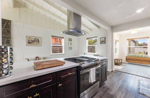 Inglewood House | Walk to Sofi, Fun Backyard & Parking - Modern Home