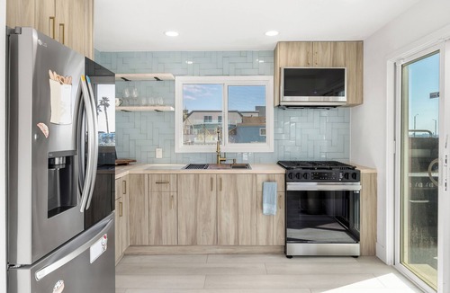 Sunset Beach House | Walk to the Sand! Ocean Views, Balcony & Parking | Sunset Surf