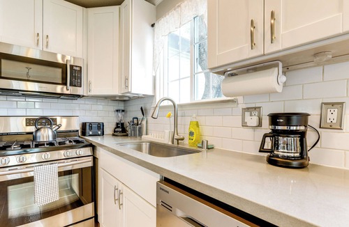 Southeastern Sacramento Cottage | Walkable Location! Sacramento Home w/Patio