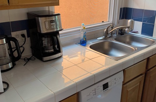 Belmont Shore Apartment | Waterfront Belmont Shore Studio Great View & Deck