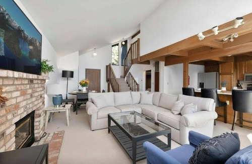 Tahoe Vista House | Waves End Lakefront By Tahoe Getaways. On the beach with buoy and beach toys!