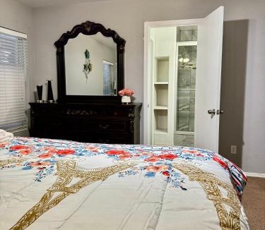 Trailwood House | West PHX Cozy king suit with private bathroom Inside a house