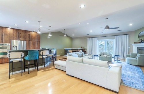 Redding House | West Side Home near lake, trails, 3 king beds, kids play area, bonus room!