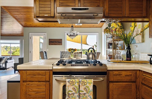 Templeton House | Wine Country Escape: King Beds, Hot Tub & EV Charger
