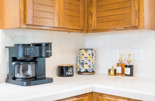 Templeton House | Wine Country Escape: King Beds, Hot Tub & EV Charger