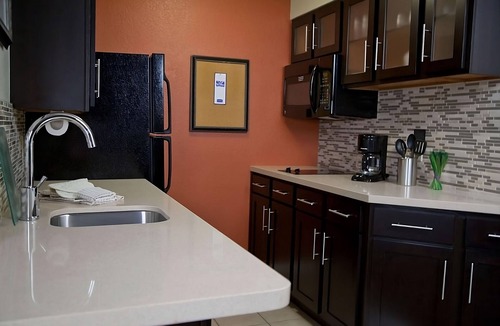 San Bruno Hotel | With FREE Breakfast, Full Kitchen, Onsite Pool, Parking Onsite!