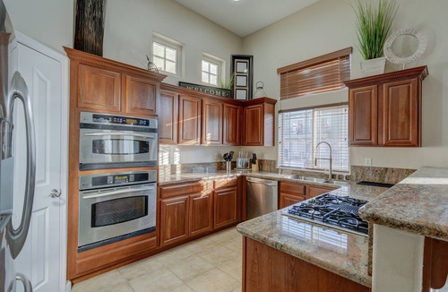 Sparks House | WONDERFUL FIVE BEDROOM HOME OVERLOOKING THE LAKE AND MARINA