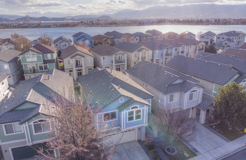 Sparks House | WONDERFUL FIVE BEDROOM HOME OVERLOOKING THE LAKE AND MARINA