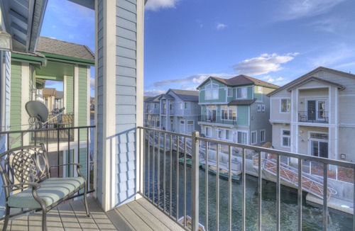 Sparks House | WONDERFUL FIVE BEDROOM HOME OVERLOOKING THE LAKE AND MARINA