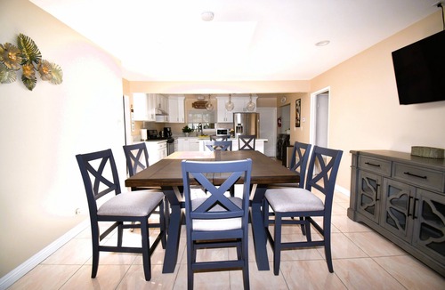 Midway City House | Wonderful stay near Huntington Beach Orange County
