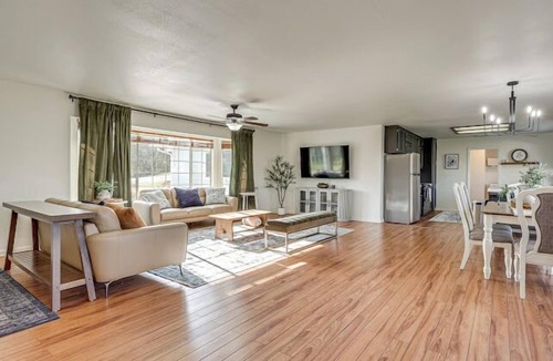 Yosemite Lakes House | Yosemite Foothills Forest Retreat RV Parking & EV Charger