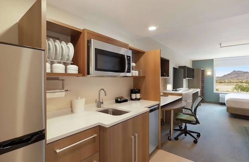 East Mesa Hotel | Your Home in Mesa! Outdoor Pool, Free Breakfast, Free Parking, Pets Allowed!