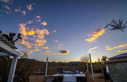 Yucca Valley House | Yucca Valley Glampiing Spot with Hot-Tub and Full Amenities