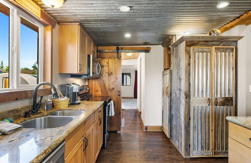 Williamson House | Zebra Rustic Retreat 3BR Home on Zebra Ranch