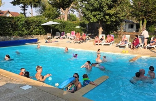Messery House | ZEcamping 3* piscine locatif TV BBQ clim 29m2 4 pers