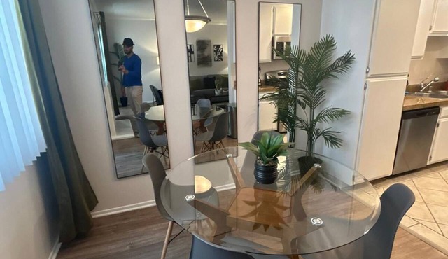 1 BR Oasis Beverly Hills, Parking, Pool, & Fitness